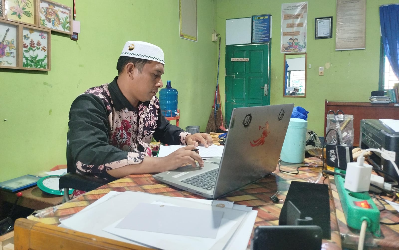 Wali Kelas Dampingi SIswa dalam Pembuatan Kelengkapan Kelas