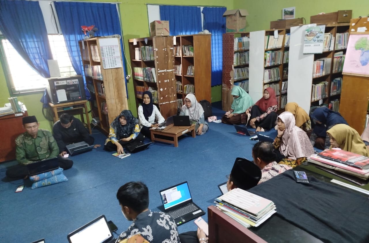 Para Guru MAN 1 Muaro Jambi Lakukan Pengecekan AKn Emis Para Guru MAN 1 Muaro Jambi Lakukan Pengecekan AKn Emis