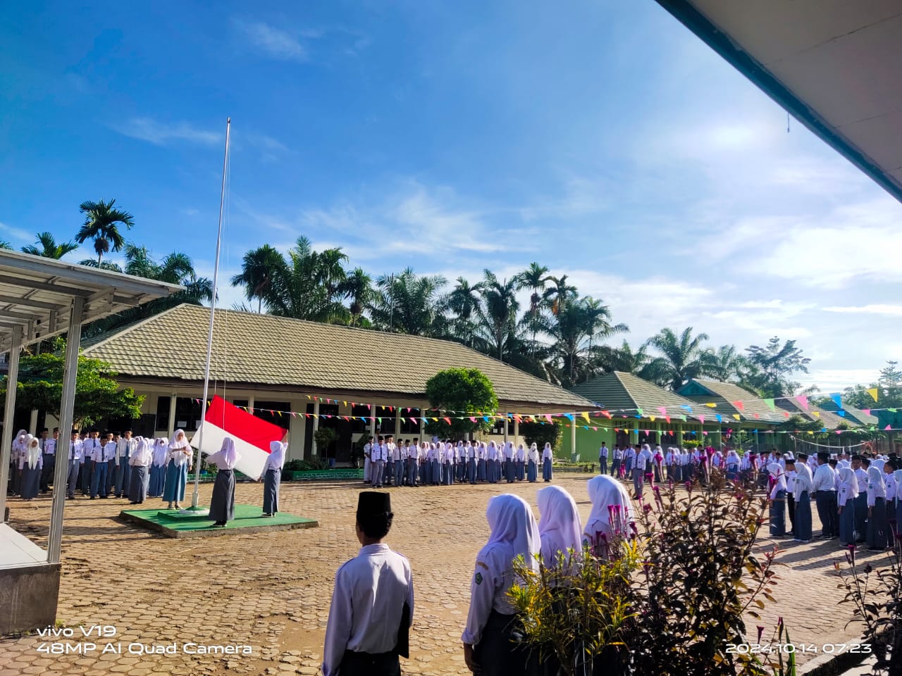SiswaKelas XI E Skses Menjalankan Tugas Upacara Bendera SiswaKelas XI E Skses Menjalankan Tugas Upacara Bendera