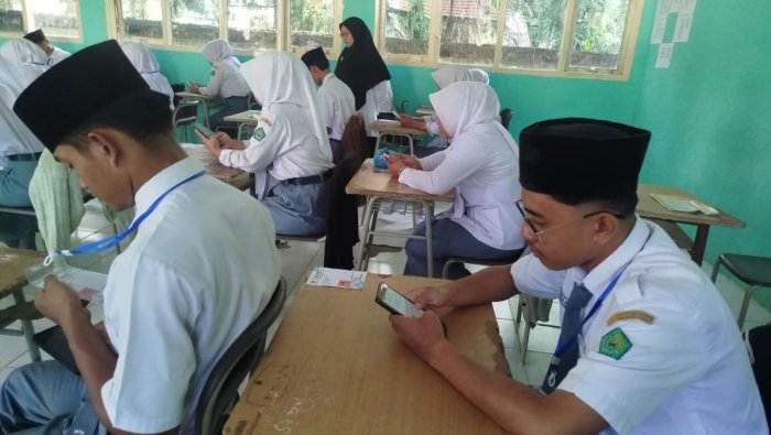 Hari Terakhir Ujian Madrasah Berjalan Lancar