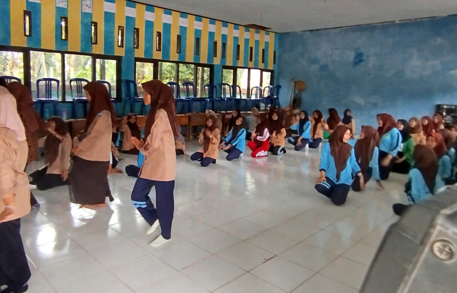 Pembina Kesenian Dampingi Siswa Ikut Ltihan Nari