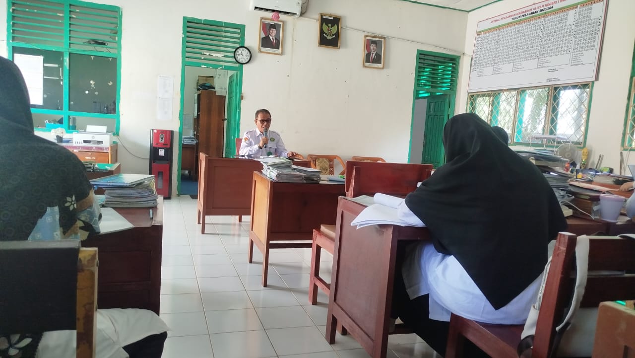 Kepala Madrasah Pimpin Rapat Kelulusan Siswa Kelas XII