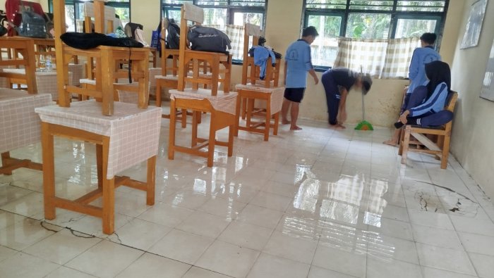 Semangat Gotong Royong Latifatun Nikmah dan kawan-kawan Wujudkan Madrasah Bersih dan Harmonis Semangat Gotong Royong Latifatun Nikmah dan kawan-kawan Wujudkan Madrasah Bersih dan Harmonis