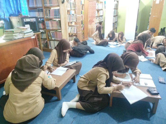 Belajar Kelompok di Perpustakaan, Siswa Kelas XII D Maksimalkan Fasilitas Madrasah Belajar Kelompok di Perpustakaan, Siswa Kelas XII D Maksimalkan Fasilitas Madrasah