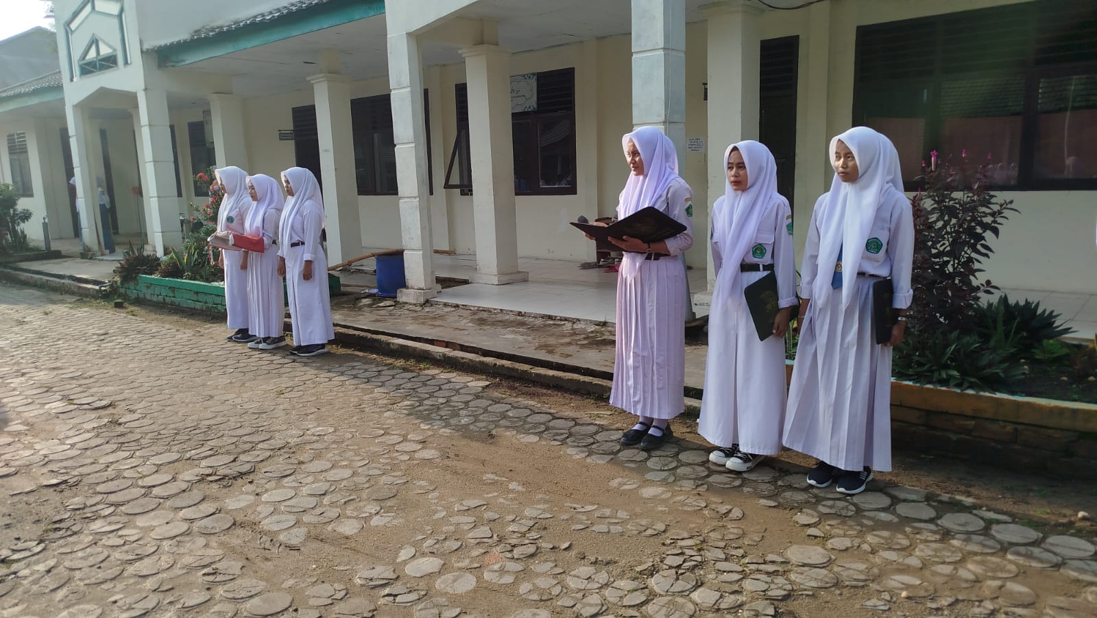 Siswa Kelas XII C Jadi Petugas Upacara Terakhir di Mansamuja