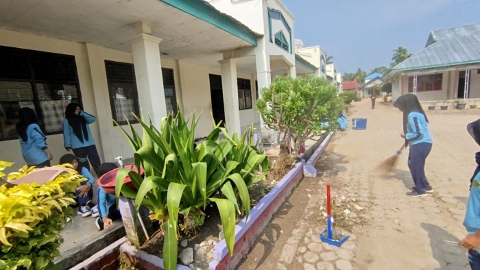 Kelas X D Buktikan Kekompakan Lewat Aksi Bersih Madrasah
