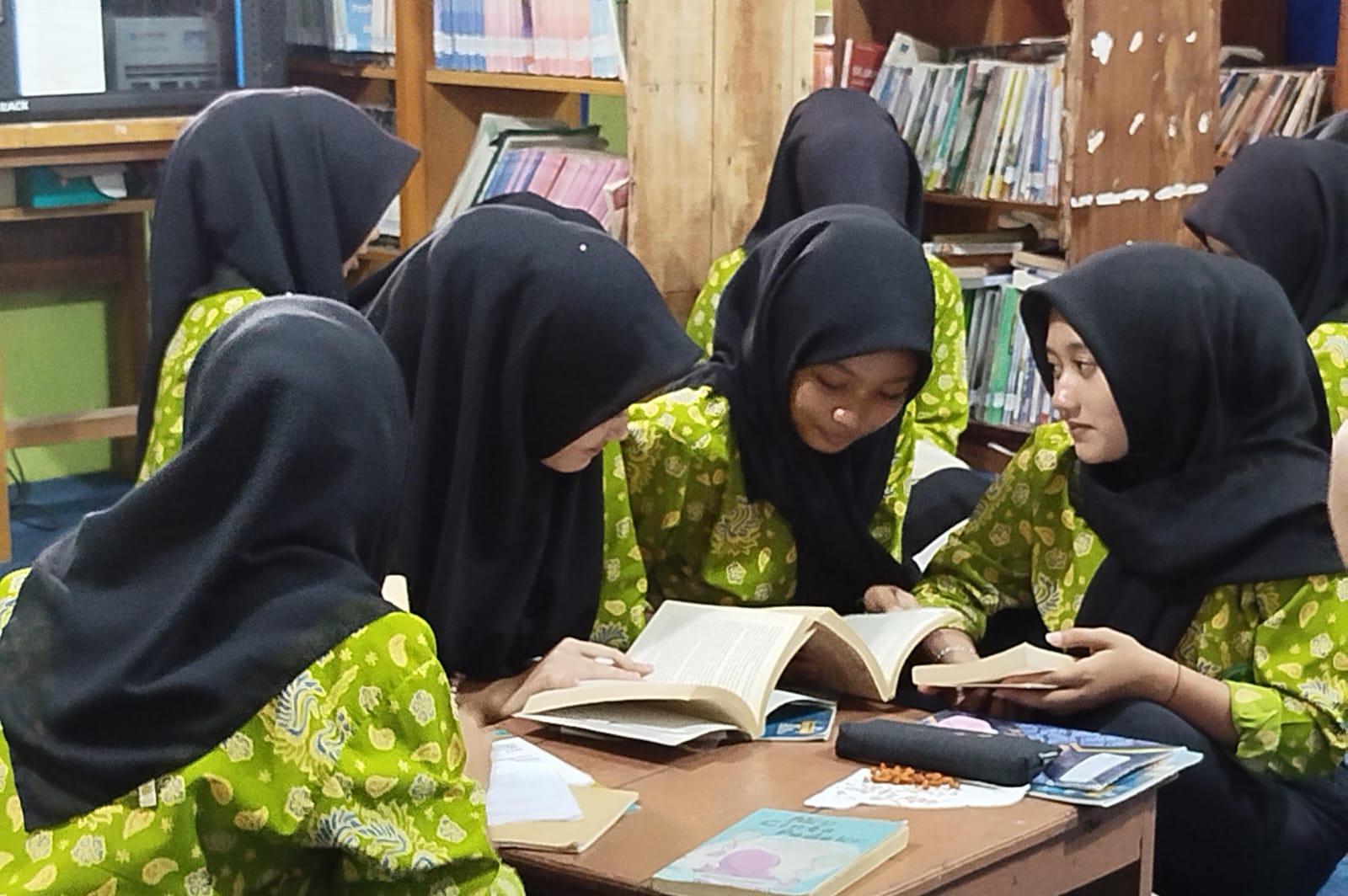 Aktivitas Siswa MAN 1 Muaro Jambi Memanfaatkan Pustaka