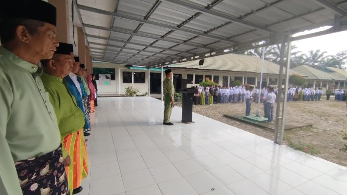 Kepala MAN 1 Muaro Jambi Pimpin Upacara Perdana Semester Genap Tahun Ajaran 2025/2026