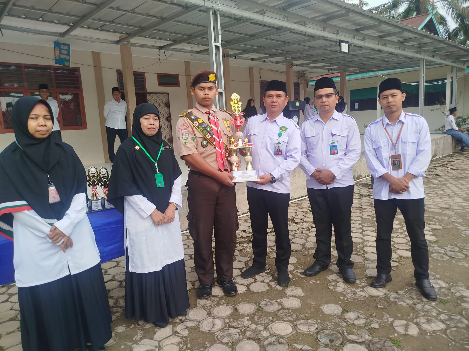 Penyerahan Piala Juara Umum Perata 2024 Pangkalan MAN 1 Muaro Jambi