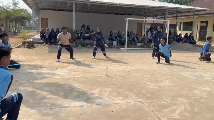 Lomba HUT RI ke-81 di MAN 1 Muaro Jambi Bikin Siswa Tertawa dan Kompak Lomba HUT RI ke-81 di MAN 1 Muaro Jambi Bikin Siswa Tertawa dan Kompak