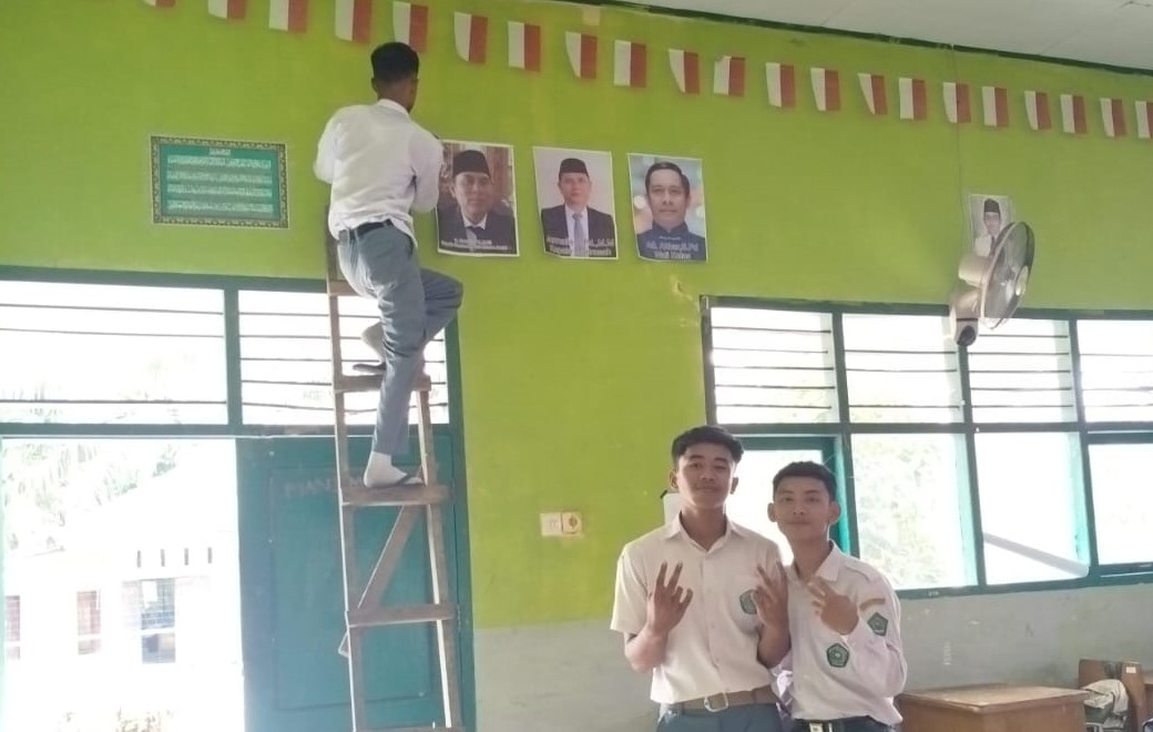 Laksanakan Arahan Wali Kelas : Lengkapi Perangkat Kelas 