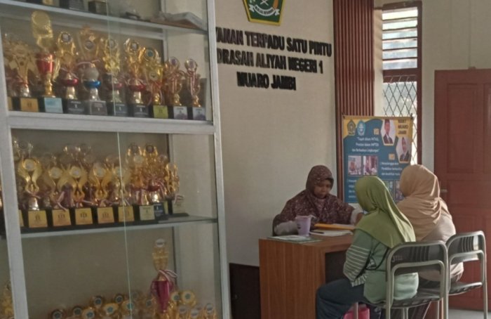 PTSP MAN 1 Muaro Jambi Layani Antusiasme Calon Siswa Baru PTSP MAN 1 Muaro Jambi Layani Antusiasme Calon Siswa Baru