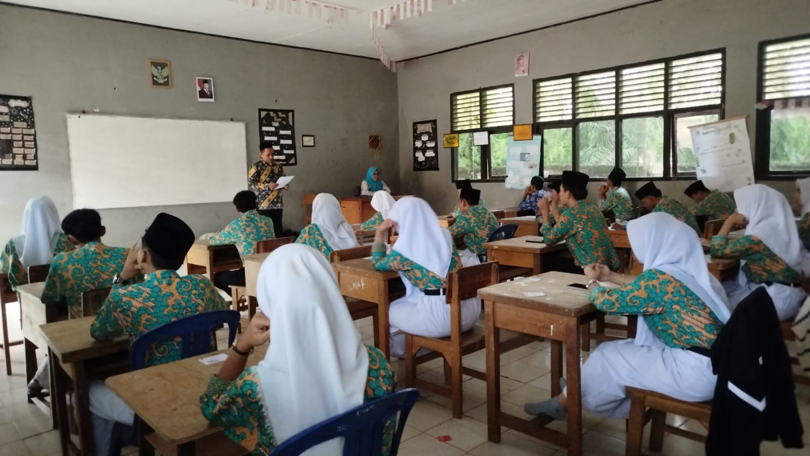 Hari Pertama Sesi Pertama Pelaksanaan UM   di MAN 1 Muaro Jambi Berjalan Lancar