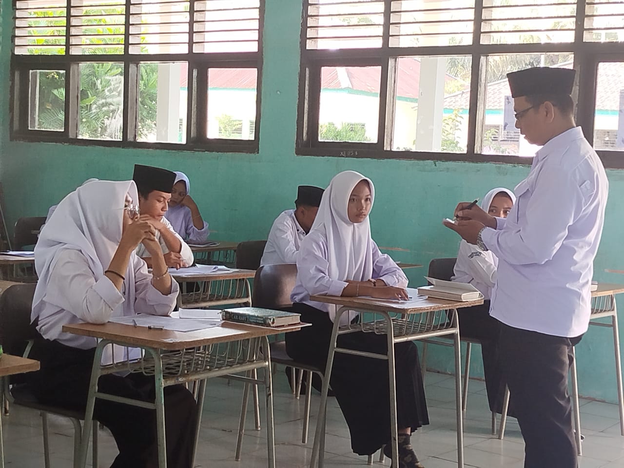 Cari Siswa Berprestasi Ketua Panitia Lakukan Pengelompokan 