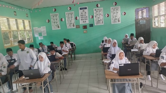 Persiapan Asesmen Semester, MAN 1 Muaro Jambi Lakukan Instalasi Aplikasi Ujian