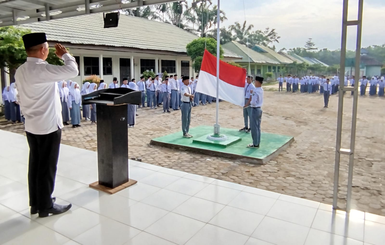 Kepala Madrasah Menjadi Pembina Upacara Sampaikan Kedisiplinan