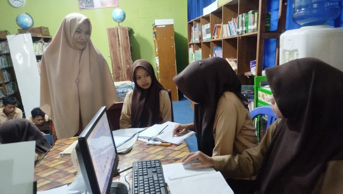 Fisika di Tengah Rak Buku: Cara Baru Guru MAN 1 Muaro Jambi Hidupkan Kelas