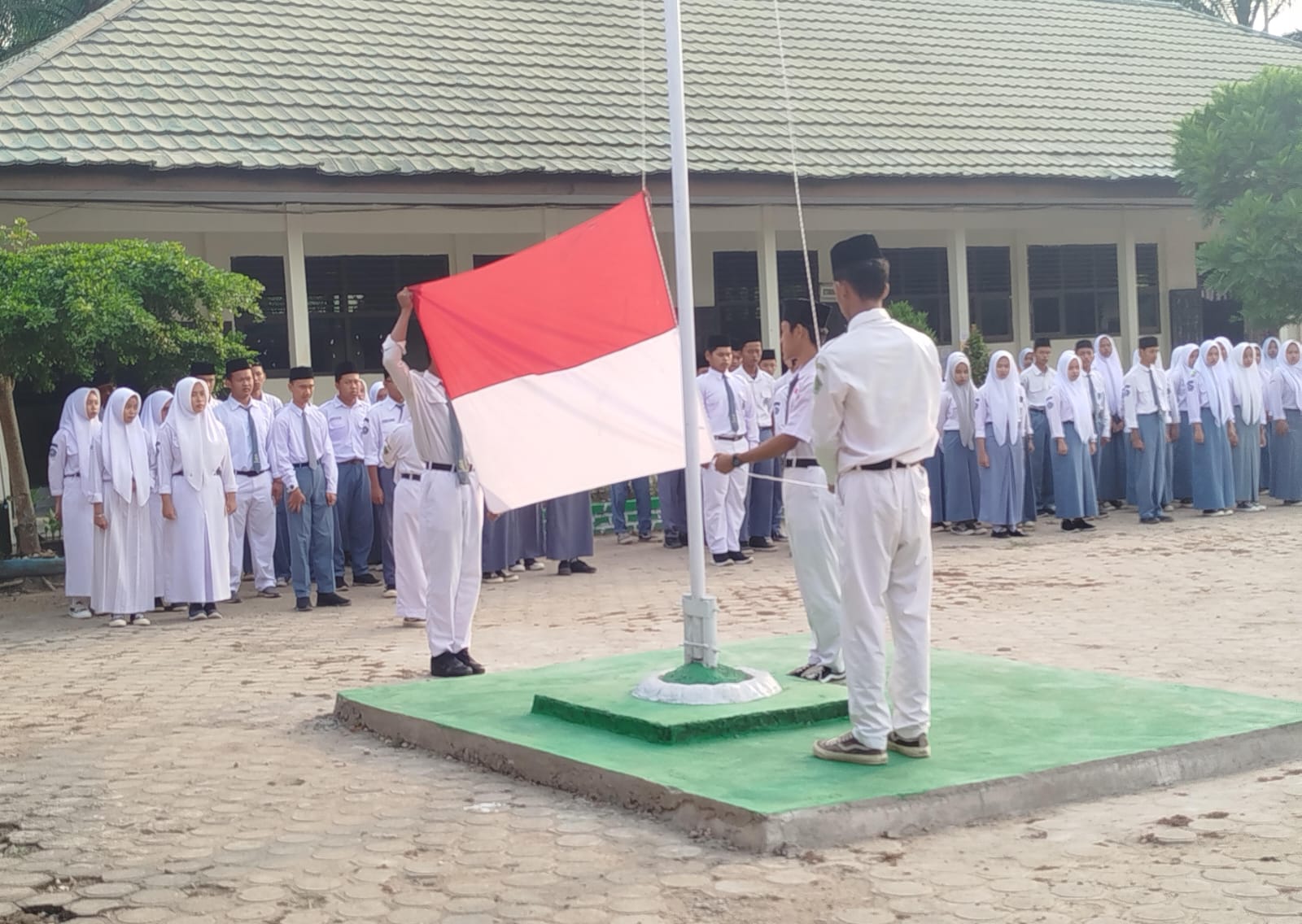 Siswa Kelas XII D Sukses Menjadi petugas Upacara Siswa Kelas XII D Sukses Menjadi petugas Upacara