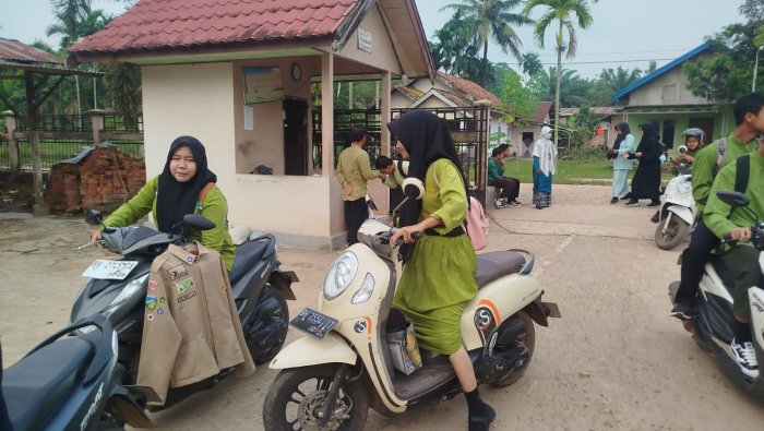 Guru Piket MAN 1 Muaro Jambi Tegakkan Disiplin Sejak Pagi