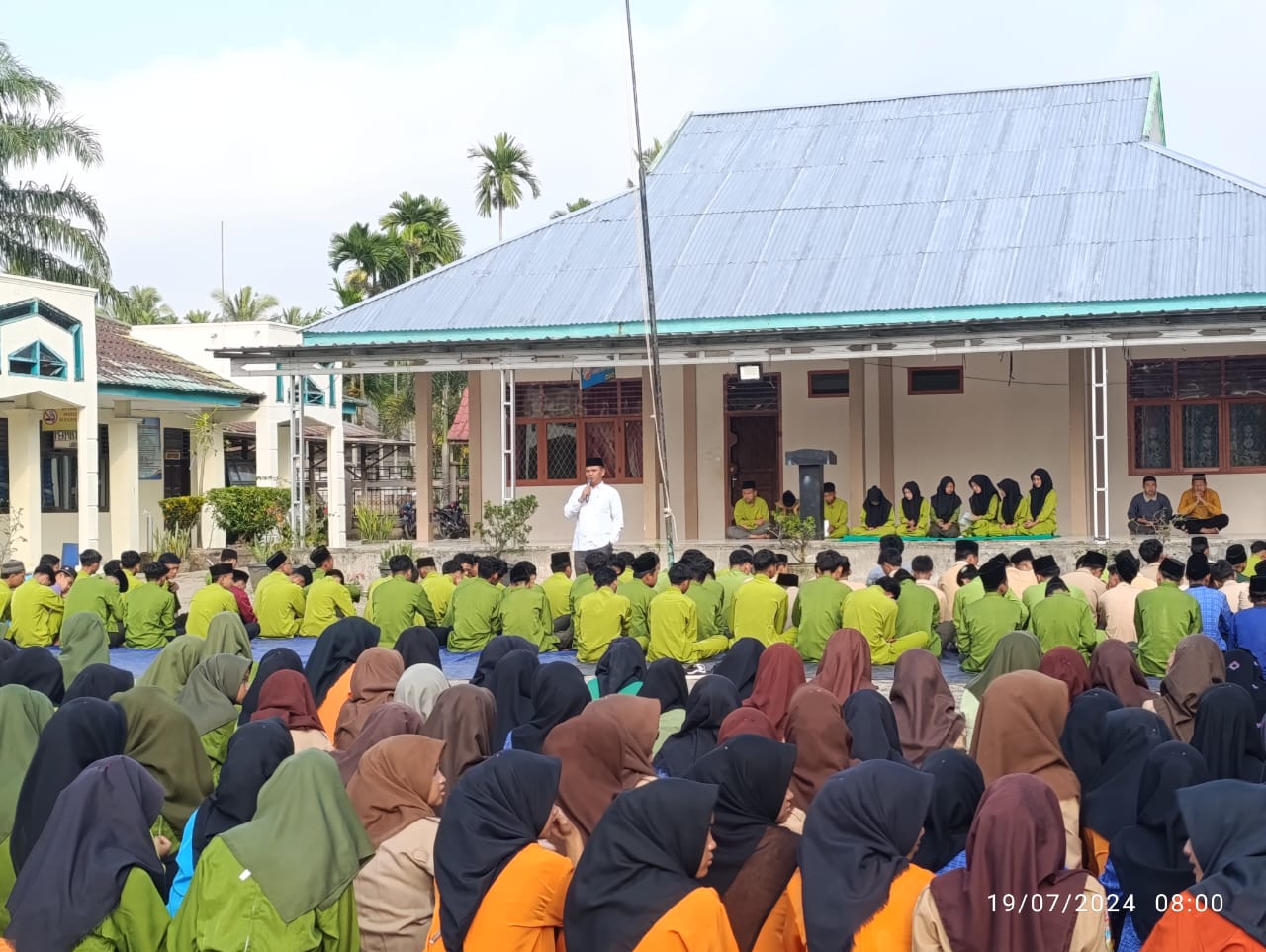 Siswa Kelas XI E Pimpin Kegiatan Rutin Pembacaan Yasin dan Tahlil Siswa Kelas XI E Pimpin Kegiatan Rutin Pembacaan Yasin dan Tahlil