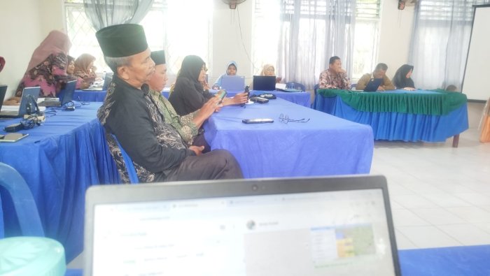 Kepala MAN 1 Muaro Jambi Bahas Evaluasi ASAS dan Aturan Baru Pengambilan Rapor Kepala MAN 1 Muaro Jambi Bahas Evaluasi ASAS dan Aturan Baru Pengambilan Rapor