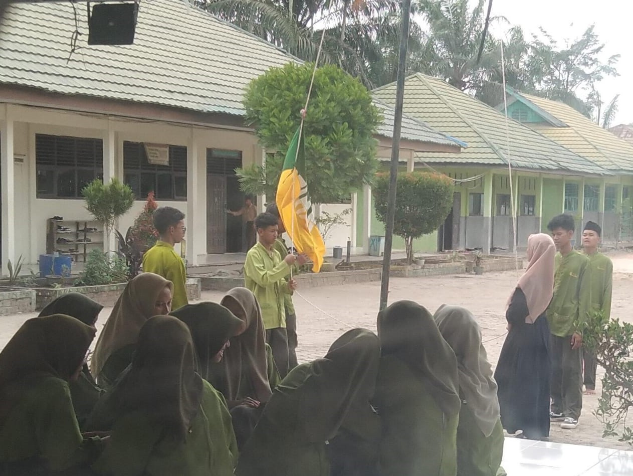 Siswa Kelas XII C latihan Upacara Siswa Kelas XII C latihan Upacara