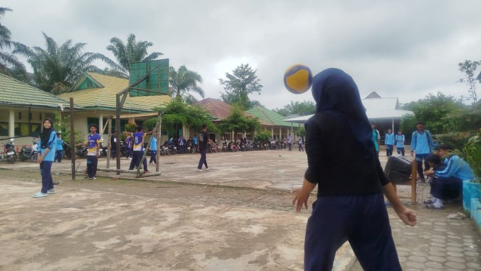 Siswa Kelas XII A MAN 1 Muaro Jambi Ikuti Ujian Praktik Olahraga Siswa Kelas XII A MAN 1 Muaro Jambi Ikuti Ujian Praktik Olahraga