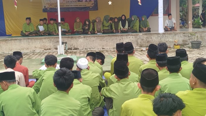 Siswa Kelas XI A MAN 1 Muaro Jambi Sukses Jalankan Tugas Muhadhoroh