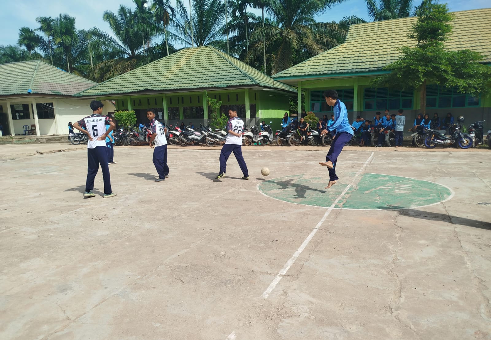 Tiga Belas Tim futsal berkompetisi di Class Meeting Semester Ganjil T.P 2024/2025