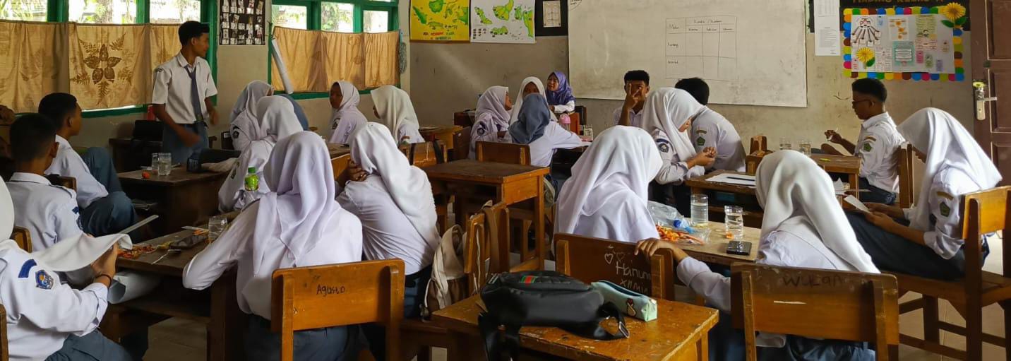 Siswa Kelas XI A Praktikum Osmosis Menggunakan Kentang 