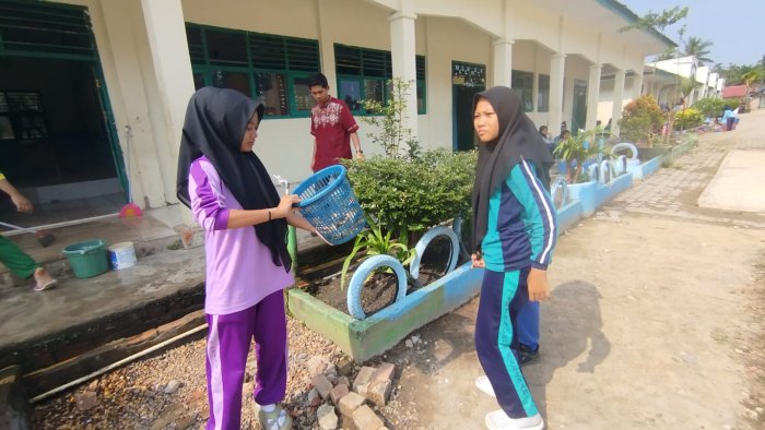 Gotong Royong Kelas X C Tumbuhkan Jiwa Peduli dan Kompak Gotong Royong Kelas X C Tumbuhkan Jiwa Peduli dan Kompak
