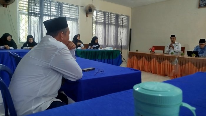 Pengawas Madrasah Bimbing Guru MAN 1 Muaro Jambi Hadapi Akreditasi
