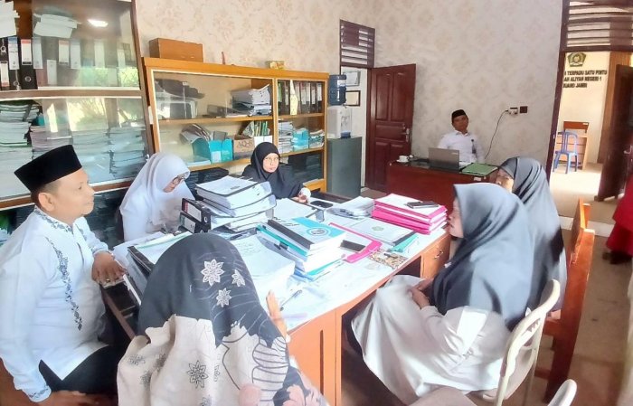 ASN MAN 1 Muaro Jambi Dikejar Laporan Bulanan Menjelang Akhir Oktober