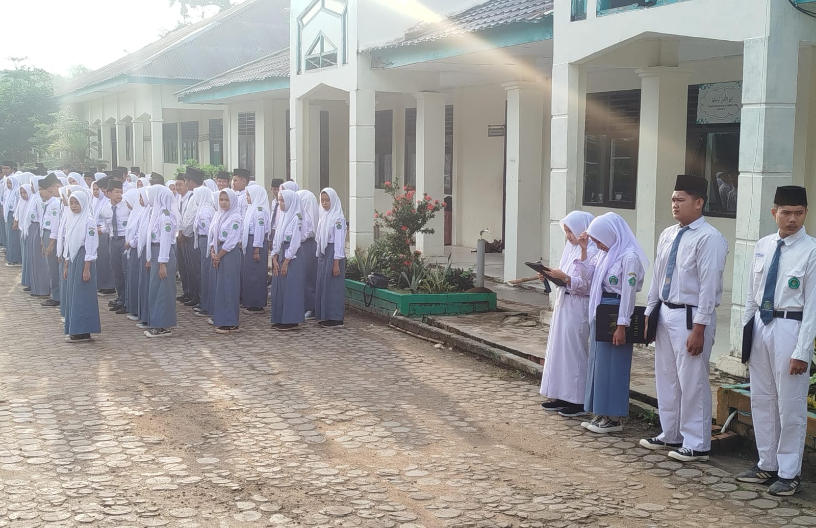 Siswa Kelas XII C Jadi Petugas Upacara