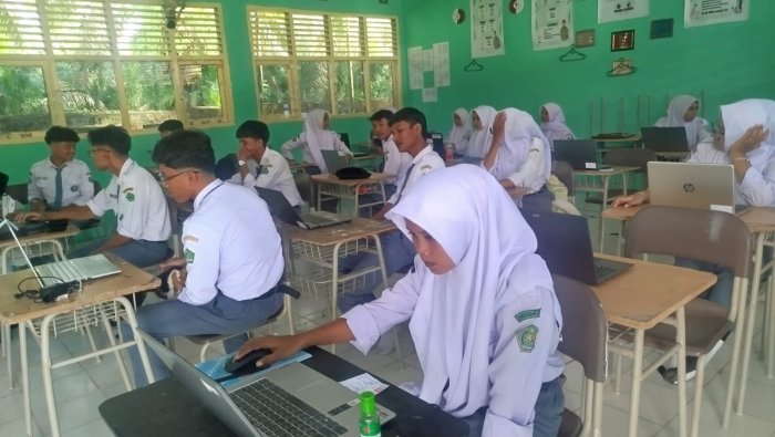Proktor MAN 1 Muaro Jambi Periksa Laptop Jelang TKA, Siap Jalankan Simulasi