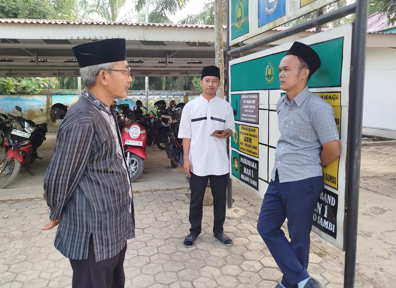Wakil Kepala Madrasah Bagian Sarana Prasarana Dengarkan Laporan Wali Kelas Wakil Kepala Madrasah Bagian Sarana Prasarana Dengarkan Laporan Wali Kelas