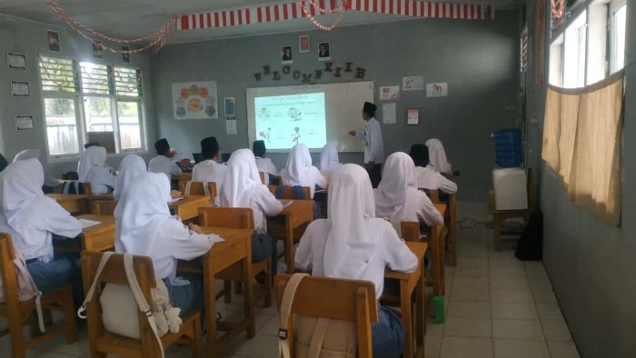 Guru Bahasa Arab MAN 1 Muaro Jambi Rekam Pembelajaran Seru Bertema Hobi