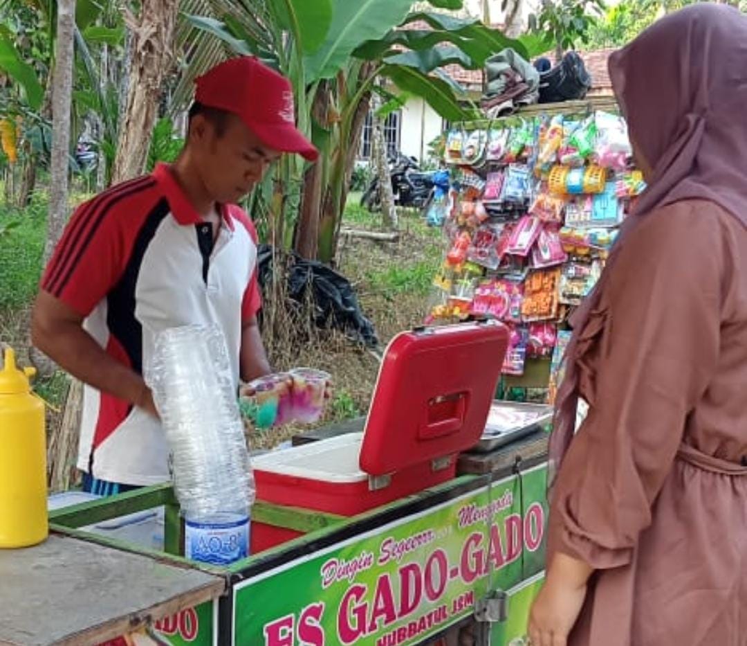 ASN MAN 1 Muaro Jambi Jualan Es Saat Libur