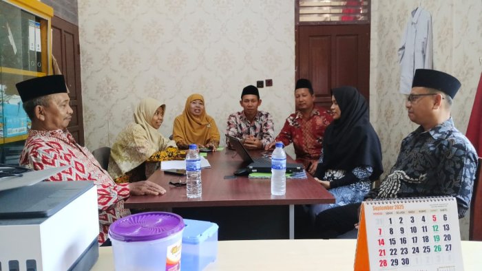 Guru Senior dan Wakil Kepala MAN 1 Muaro Jambi Rumuskan Kebijakan Kemajuan Madrasah