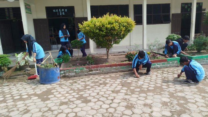 Semangat Gotong Royong Warnai Hari Jumat di MAN 1 Muaro Jambi