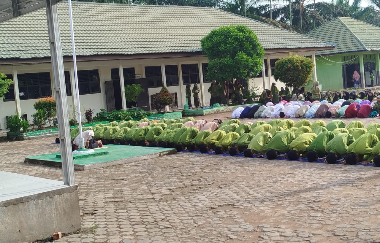 Pembina Keagamaan MAN 1 Muaro Jambi Pimpin Salat Dhuha
