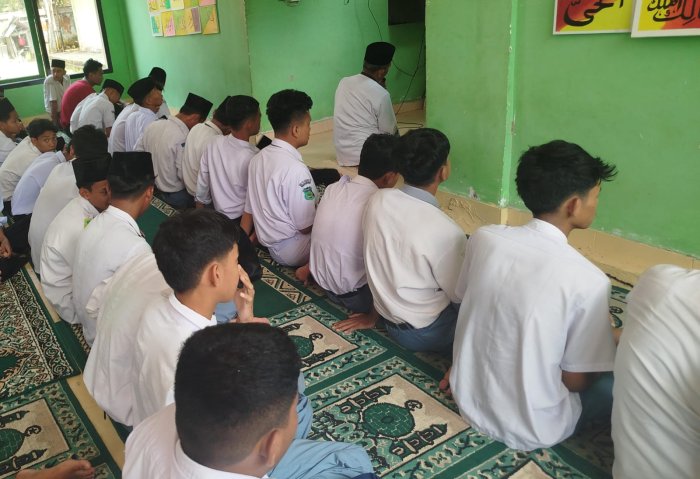 Pembina Keagamaan MAN 1 Muaro Jambi Ajak Siswa Tinggalkan Aktivitas Saat Adzan