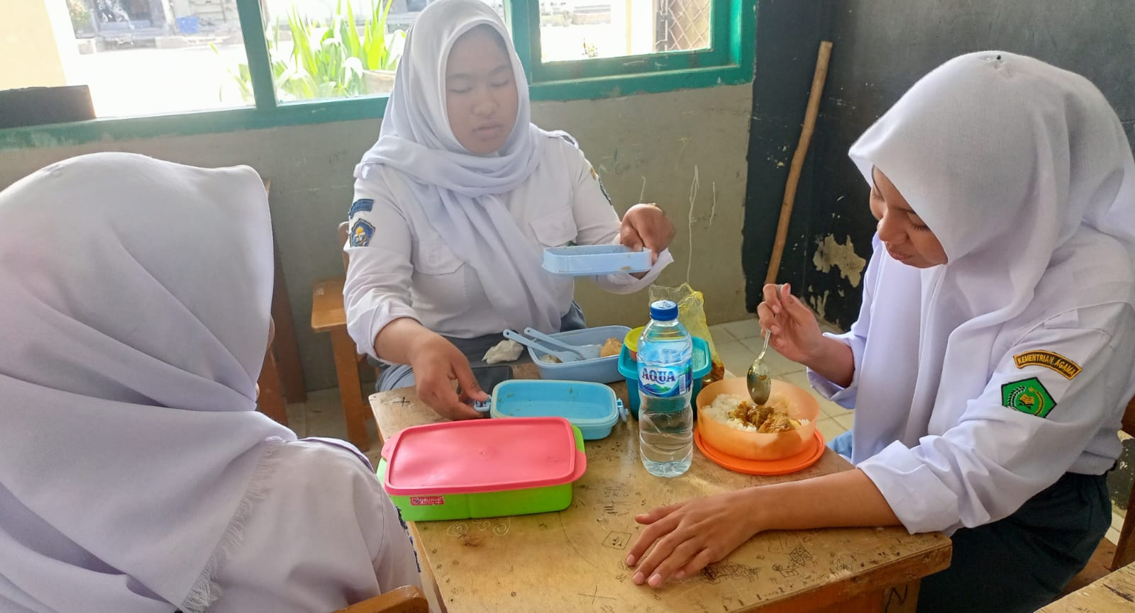 Siswa kelas XIA Makan Bekal Bersama di dalam Kelas