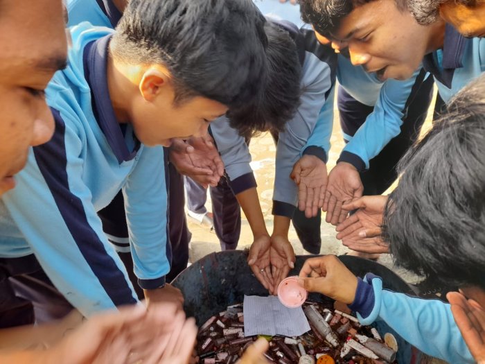 Siswa MAN 1 Muaro Jambi Saksikan Pemusnahan Barang Terlarang di Madrasah Siswa MAN 1 Muaro Jambi Saksikan Pemusnahan Barang Terlarang di Madrasah