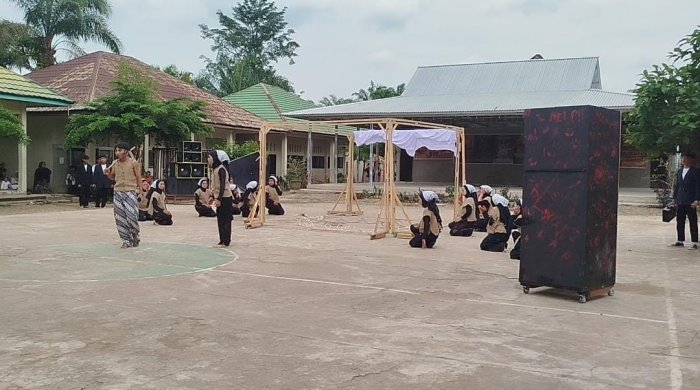 XII A; Teater Perlawanan Tanah Leluhur Menggema dari Halaman Madrasah