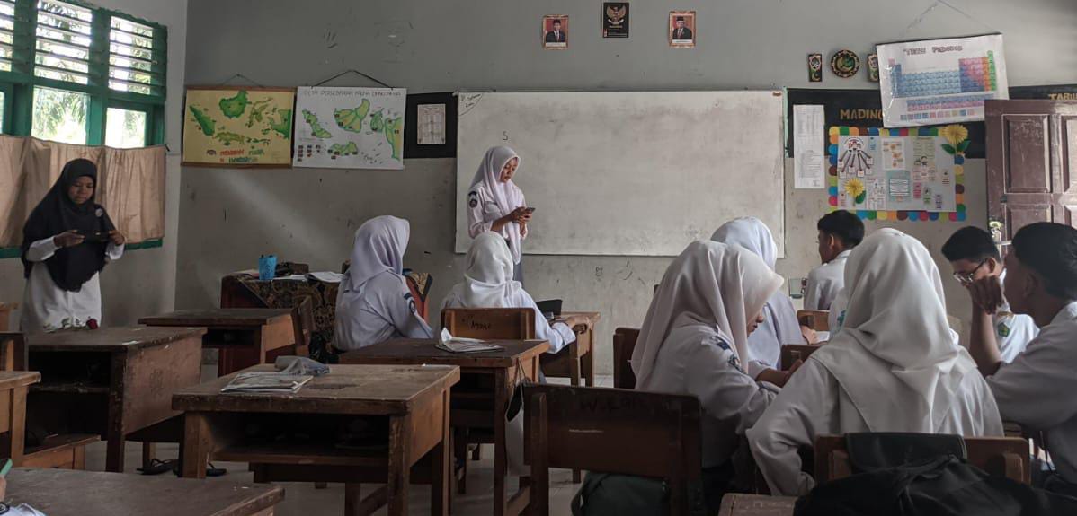 Siswa Kelas XIA Presentasikan Identitas Polinomial di Hadapan Guru dan Teman