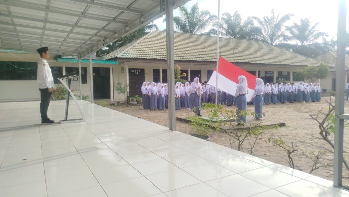 Kelas XI D Sukses Jalankan Tugas Upacara di MAN 1 Muaro Jambi