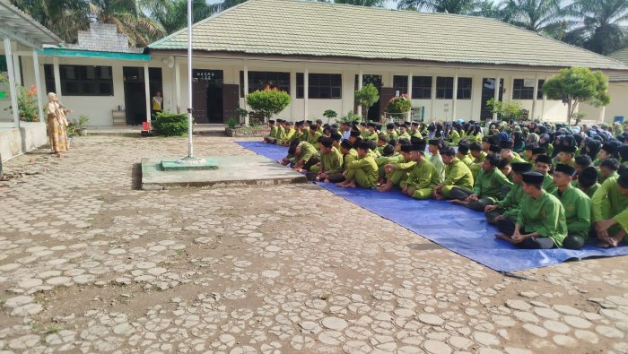 Waka Kesiswaan Tegaskan Disiplin dan Kepedulian Lingkungan Usai Muhadhoroh