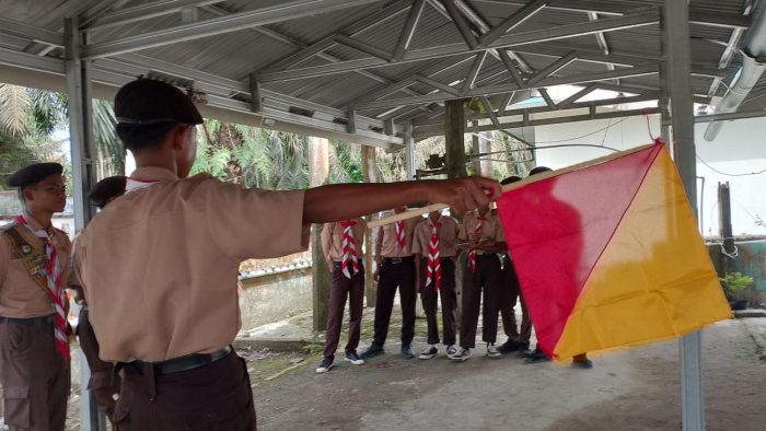 Berkibar di Bawah Matahari: Latihan Semaphore Bangkitkan Semangat Pramuka MAN 1 Muaro Jambi