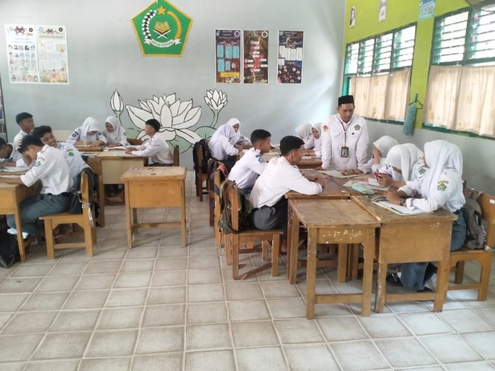 Gotong Royong Penataan Meja dan Kursi, MAN 1 Muaro Jambi Pastikan Seluruh Kelas Siap Digunakan untuk Pembelajaran Gotong Royong Penataan Meja dan Kursi, MAN 1 Muaro Jambi Pastikan Seluruh Kelas Siap Digunakan untuk Pembelajaran